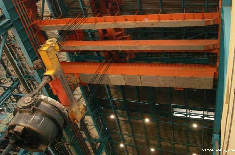 铸造起重机的主梁结构和吊装机构有何特点和功能？